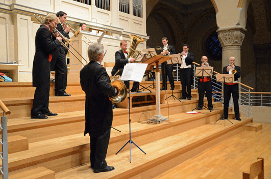 Das Ludwigsburg Festival Brass auf der Orgelempore mit Bezirkskantor Martin Kaleschke an der Orgel