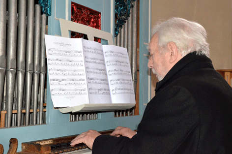 Ein Mitglied der Orgelfreunde aus der Region Oxford an der Spiegel Orgel