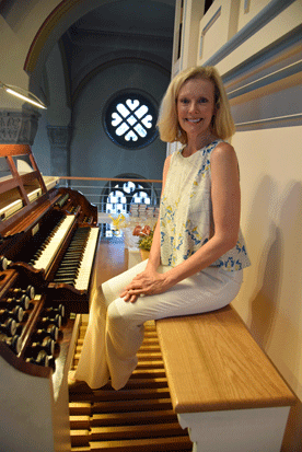 Frau Prof. Janette Fishell an der E.F. Walcker Orgel in Neuhausen