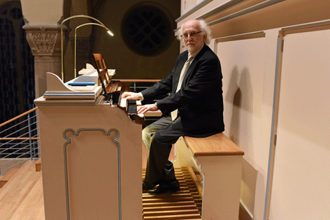 Prof. Jean Luc Salique an der E.F. Walcker Orgel in Neuhausen auf den Fildern