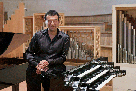 Paolo Oreni and his transportable organ called called the "Wanderer"